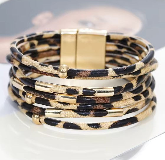 Trendy dame multilags leopard armbånd med magnetlås. Elegant statement smykke til kvinder.