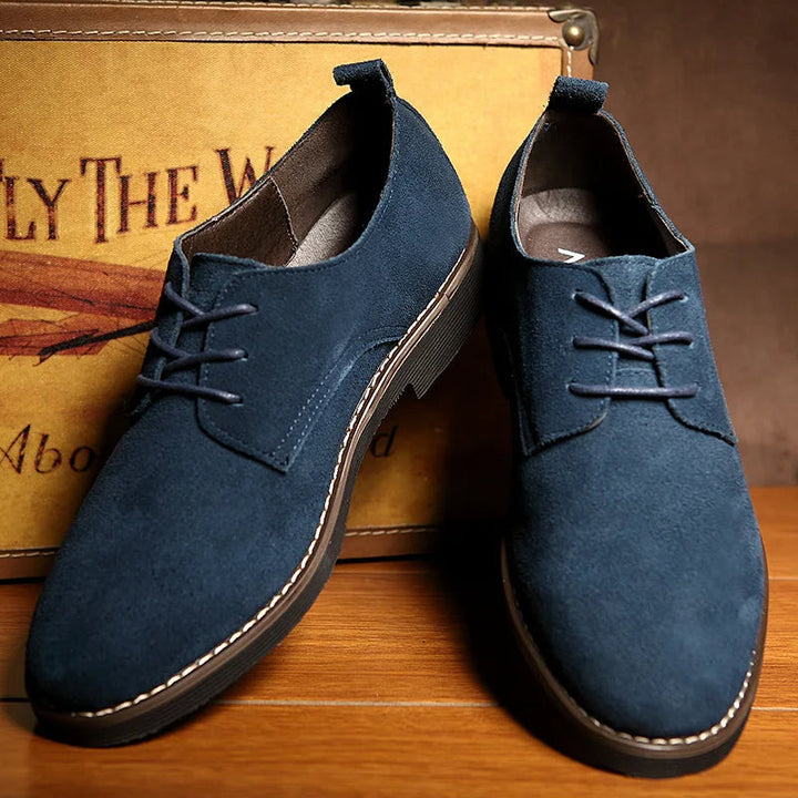 Trendy Oxford sko i sort læder til mænd og kvinder, moderne design med klassisk snørebånd, perfekt til formelle lejligheder.