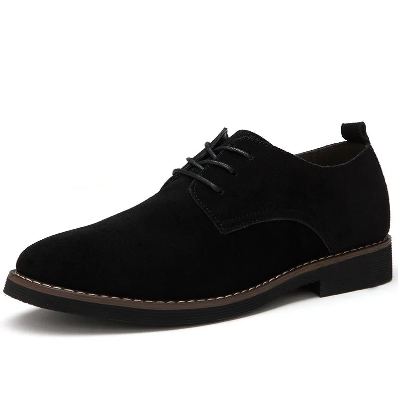 Trendy Oxford sko i sort læder til mænd og kvinder, moderne design med klassisk snørebånd, perfekt til formelle lejligheder.