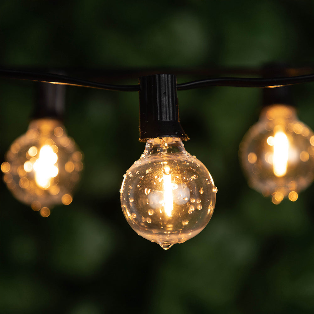 Alsidig LED lyskæde til udendørs havebelysning og dekoration, skaber festlig og varm stemning.