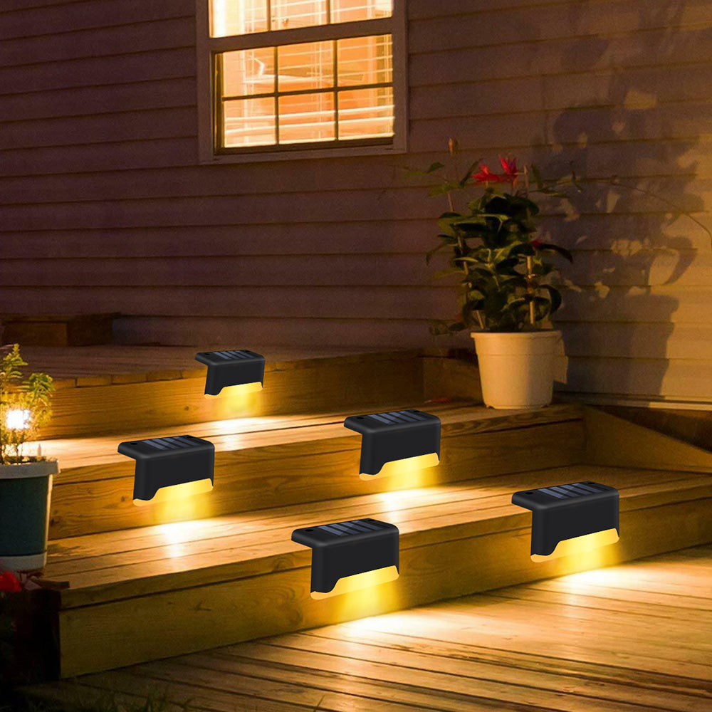Udendørs solcellelamper med varm LED-glød, perfekt til at skabe hyggelig havebelysning.
