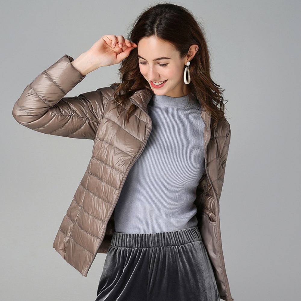 "Ultralet dunjakke til kvinder i elegant design med let materiale og feminin finish. Perfekt til kolde dage. Fås i flere farv
