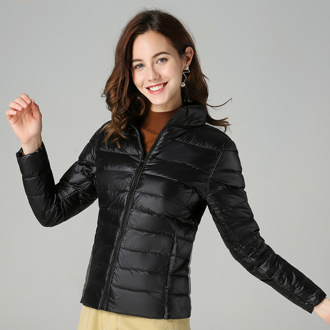 "Ultralet dunjakke til kvinder i elegant design med let materiale og feminin finish. Perfekt til kolde dage. Fås i flere farv