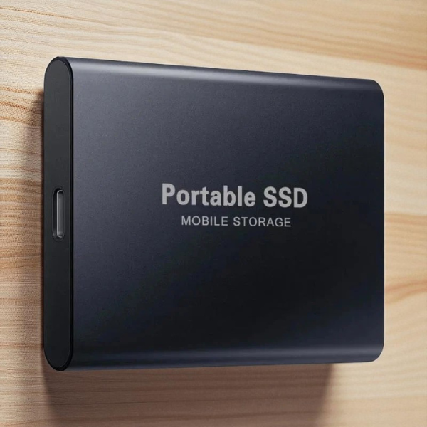 UltraVault SSD tilsluttet en enhed via USB-C, demonstrerer nem og hurtig brug.