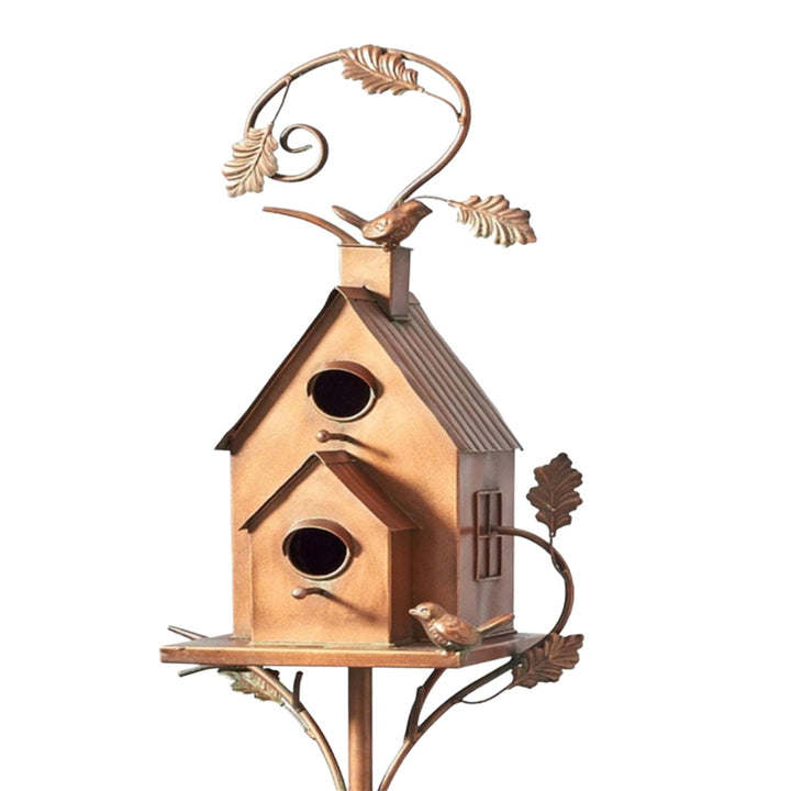 Design metalfuglehus med vejrbestandig patina. Tilføjer karakter til haven og er et hjem for vilde fugle.