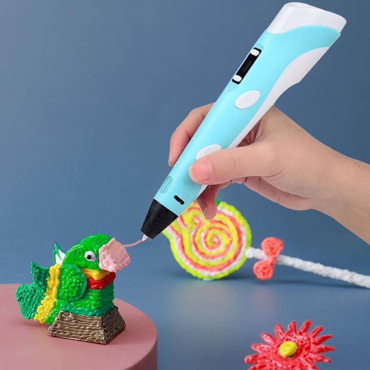 Nærbillede af en 3D designpen, der skaber et komplekst mønster i luften. Et moderne kunstværktøj.