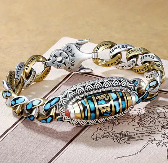 Kvinde bærer et elegant turkis armbånd med mantra Dzi-perle. Håndlavet smykke for velvære.