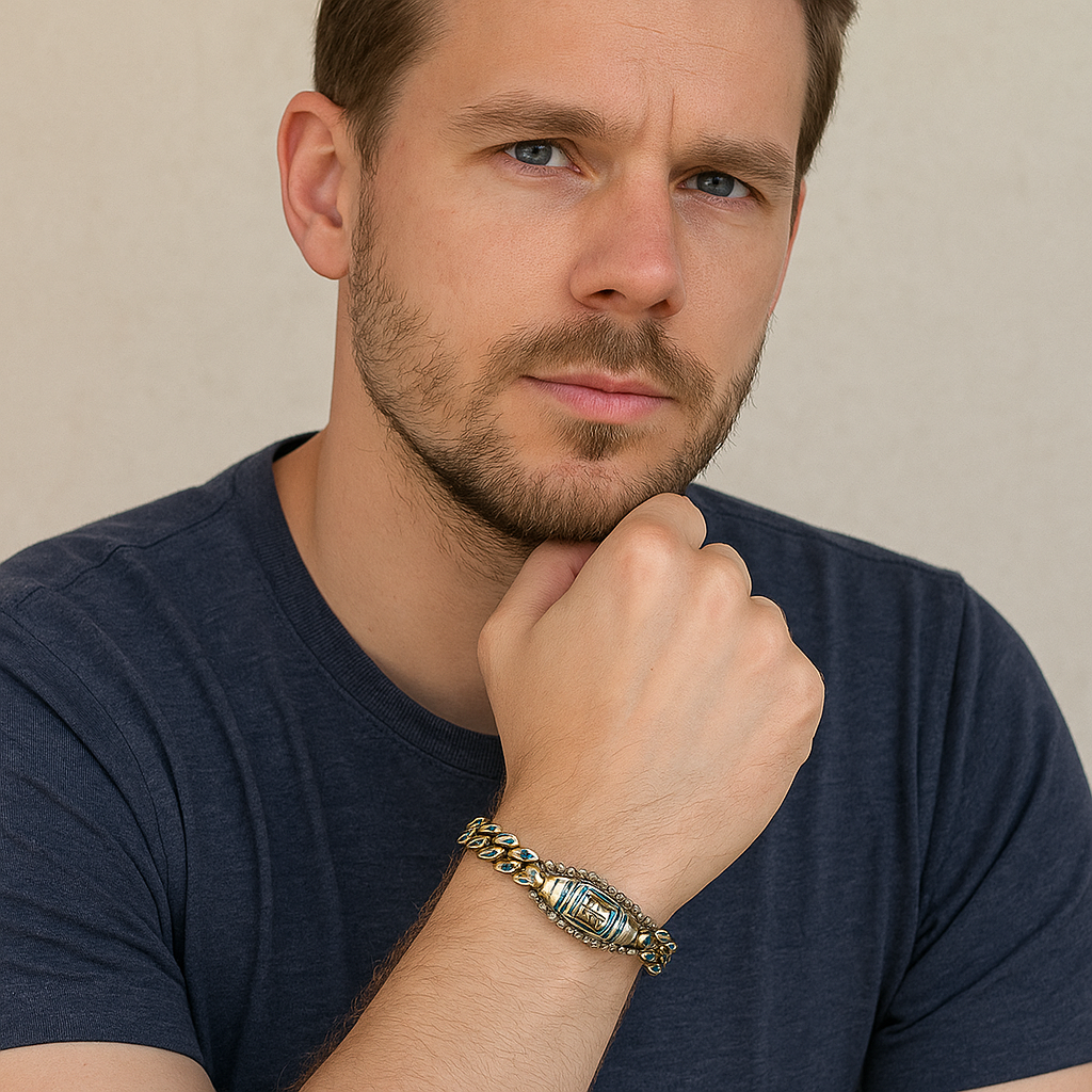 Detalje af håndlavet turkis armbånd med unik mantra Dzi-perle, designet for klar tanke og stærk ånd.