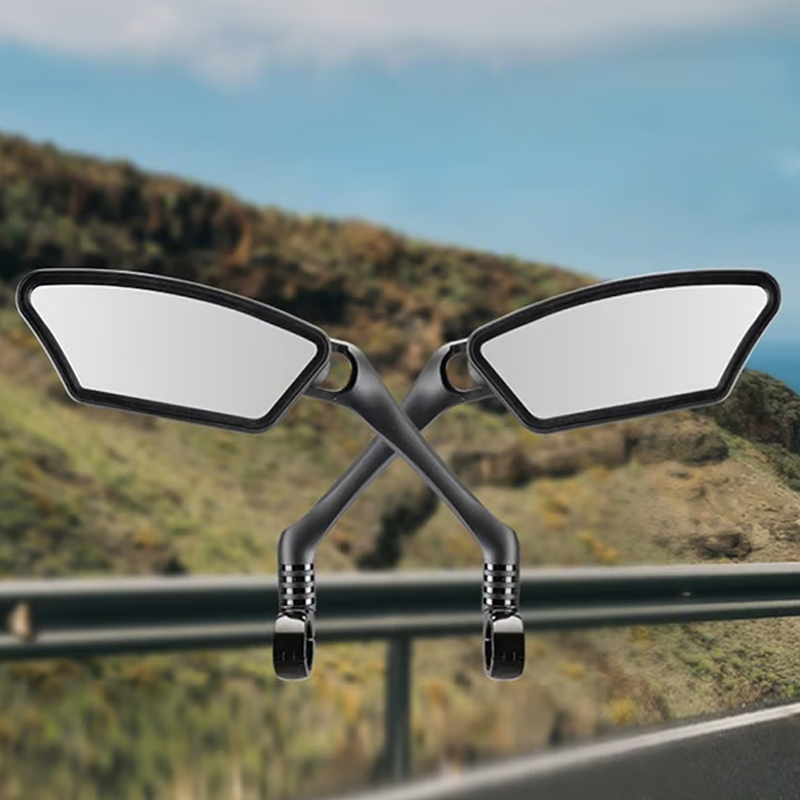 Visning af cykelspejlets universelle montering på et cykelstyr, solidt og justerbart for alle cyklister.