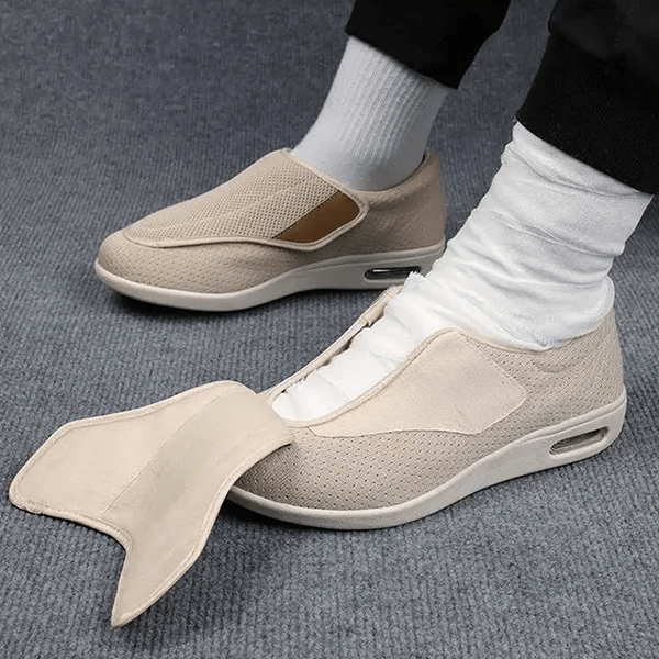 Brede unisex sko med velcro, ideelle som hverdagssko for ømme fødder og god fodpleje.
