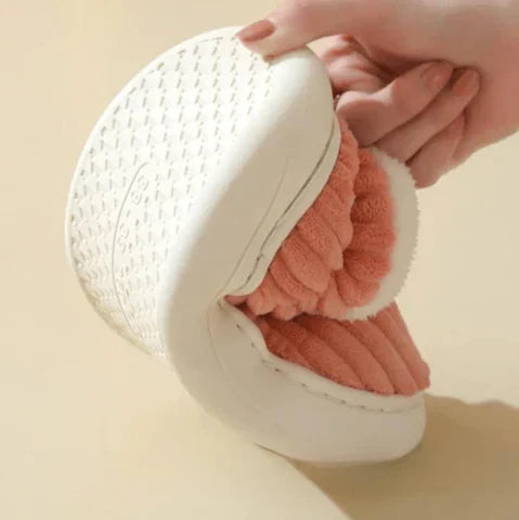 Komfortable og bløde hjemmesko, unisex design for varme fødder og afslapning i hjemmet om vinteren.