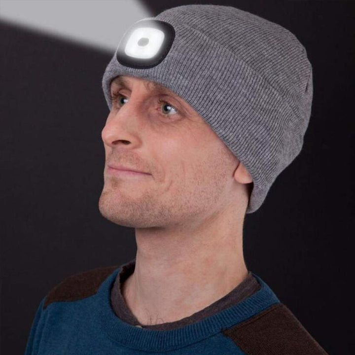 Unisex LED hue i grå med indbygget pandelampe. Varm og genopladelig, perfekt til udendørs aktiviteter.