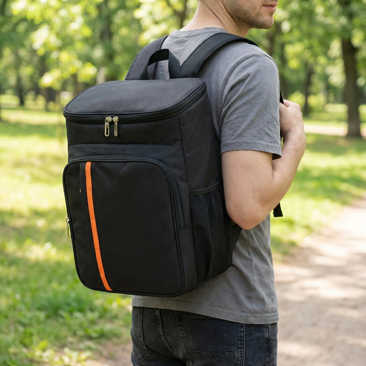Unisex Nordica kølrygsæk i sort. Holder mad og drikke koldt på tur, perfekt til picnic og vandretur.