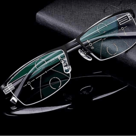 Person bærer OptiClear progressive briller, oplever skarpt syn og moderne stil. Ideelle unisex læsebriller.