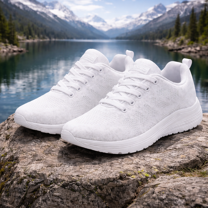 Person går i unisex ortopædiske sneakers. Perfekte komfortsko til lange gåture & aktiv fritid.
