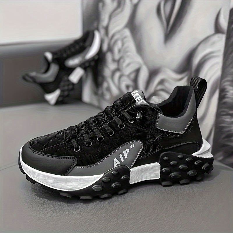 Person iført ortopædiske unisex sneakers, der nyder hverdagskomfort og støtte.