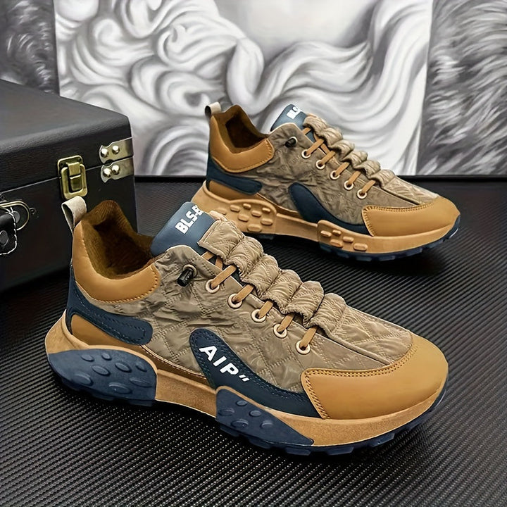 Skridsikker ydersål på ortopædiske sneakers; giver et sikkert greb på alle underlag.