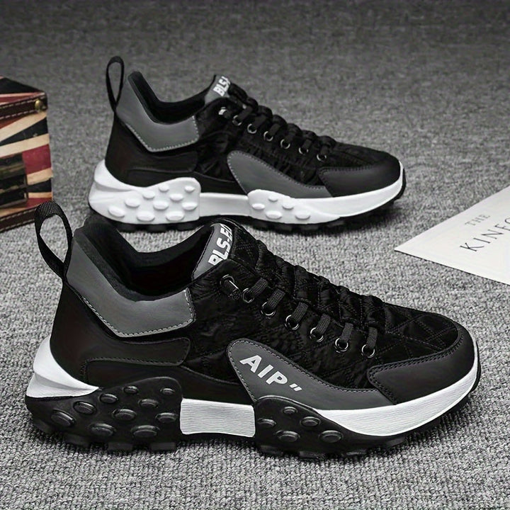 Bløde, polstrede ortopædiske sneakers; designet til langvarig komfort og aflastning.