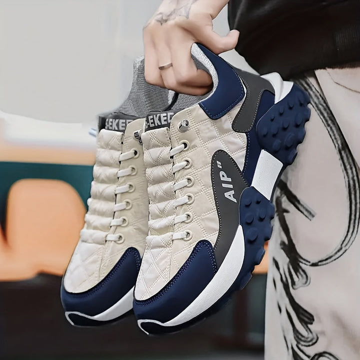 Nærbillede af ortopædiske sneakers' stødabsorberende sål for ekstra komfort.
