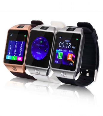 Aktivitetsmåler smartwatch under løb. Spor din fitness, puls og fremskridt. Perfekt som fitnessur.