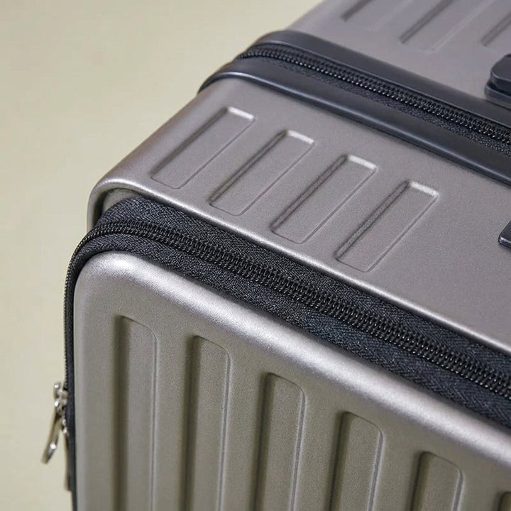 Robust trolley med smidige 360-hjul og en smart frontlomme, der gør din rejse nem og stressfri.