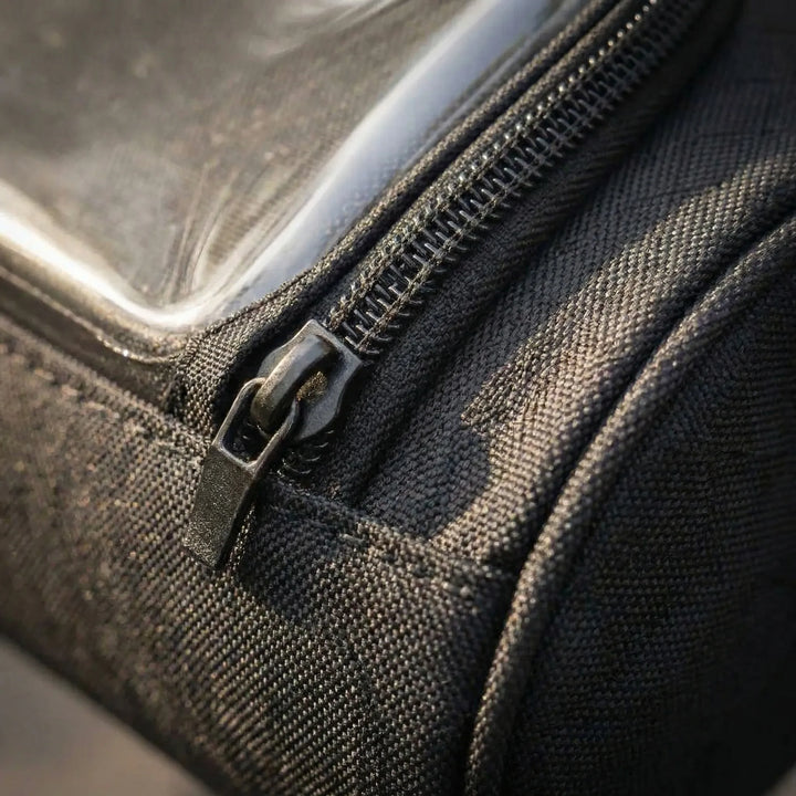 Vandafvisende styrtaske til cykel, med sikker montering og touchscreen til nem adgang.
