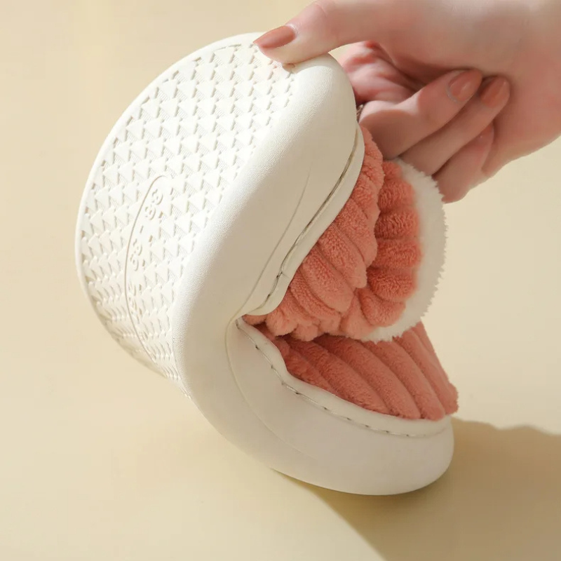 Praktiske og bløde unisex hjemmesko. Giver smertelindring, varme og optimal komfort til dine fødder.