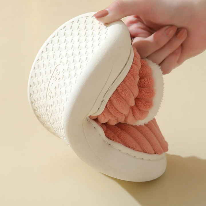 Praktiske og bløde unisex hjemmesko. Giver smertelindring, varme og optimal komfort til dine fødder.