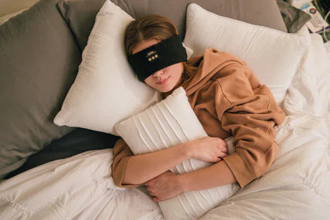 Innovativt soveudstyr: Trådløse hovedtelefoner og sovemaske for en forbedret nattesøvn.