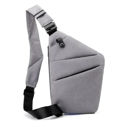 Bagsiden af sort tyverisikker mini crossbody taske med skjult lynlåslomme for ekstra sikkerhed på rejsen.