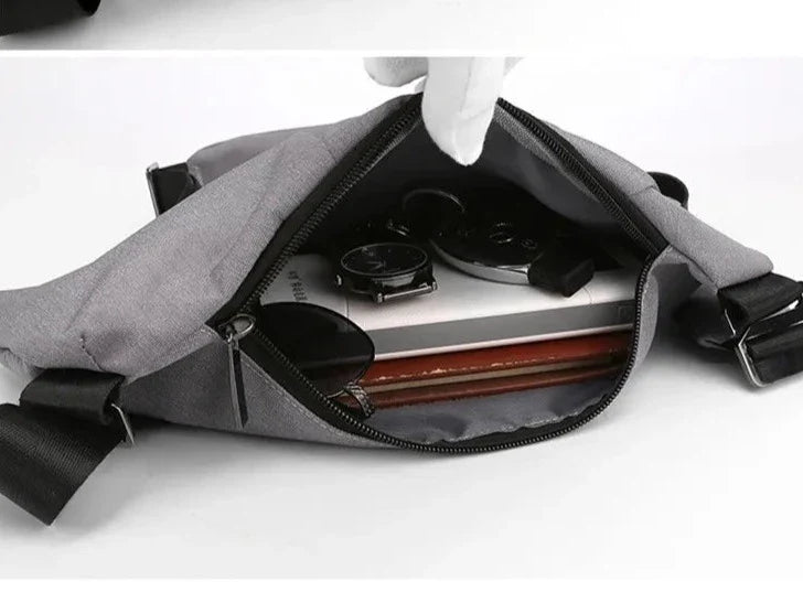Sort tyverisikker mini crossbody taske, viser lynlåse og det slidstærke design, perfekt til organisering.