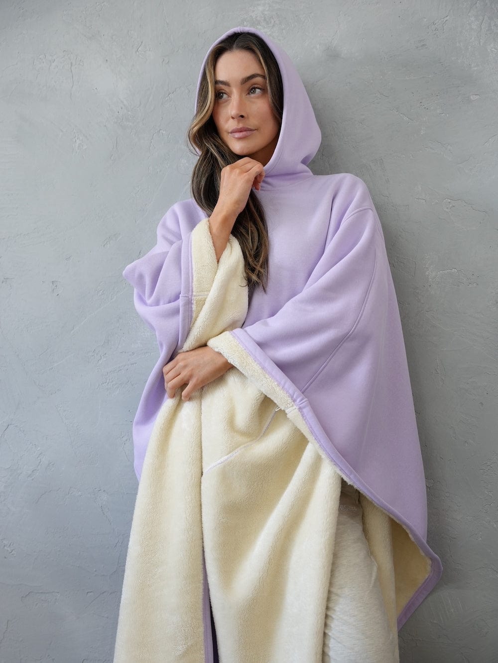 Oversized vægtet unisex hættejakke i blød bomuld, der fremmer ro og afslapning.