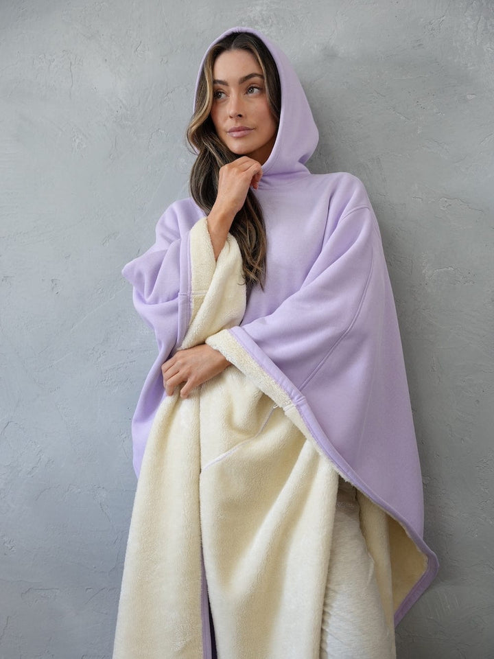 Oversized vægtet unisex hættejakke i blød bomuld, der fremmer ro og afslapning.