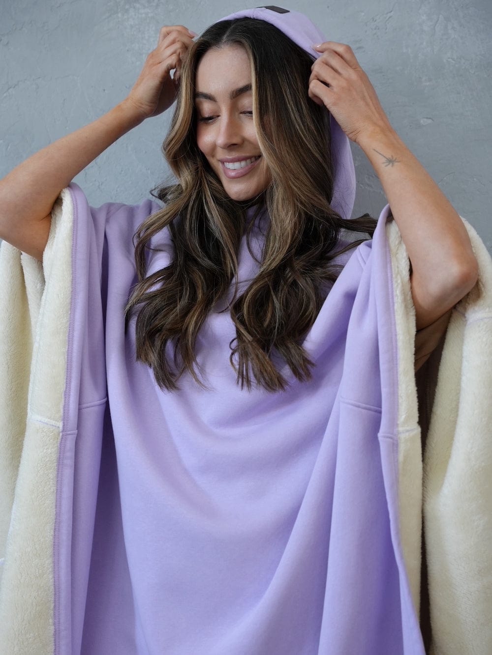 Calming Cloak: Vægtet hættejakke med blødt fleecefor, ideel til stressreduktion.