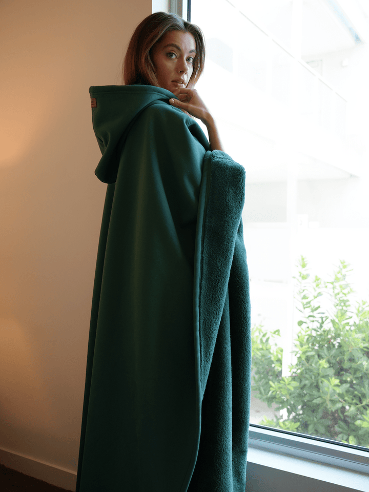 En person iført den oversized vægtede hættejakke, der illustrerer komfort og pasform.