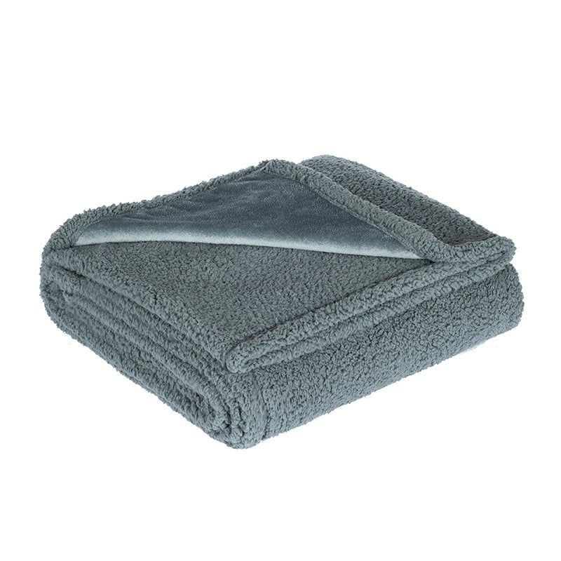 Komfortabelt unisex kærlighedstæppe. Vandtæt og pletfrit, ideelt som senge- eller sofa tæppe for nem vedligeholdelse.