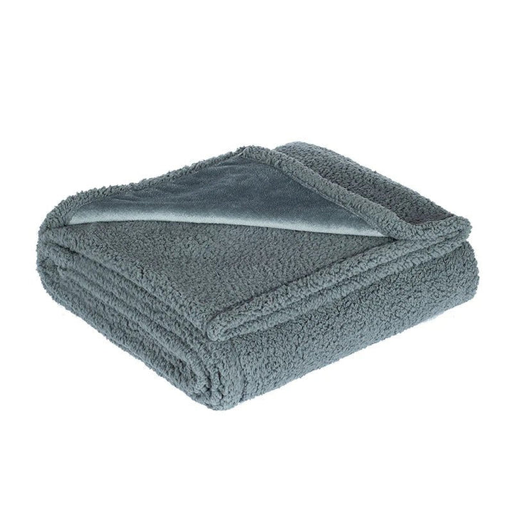 Komfortabelt unisex kærlighedstæppe. Vandtæt og pletfrit, ideelt som senge- eller sofa tæppe for nem vedligeholdelse.