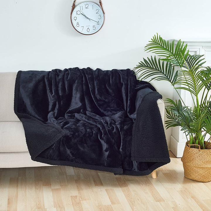 Vandtæt kærlighedstæppe der giver pletfri komfort. Perfekt som sengetæppe og sofa tæppe til afslapning.