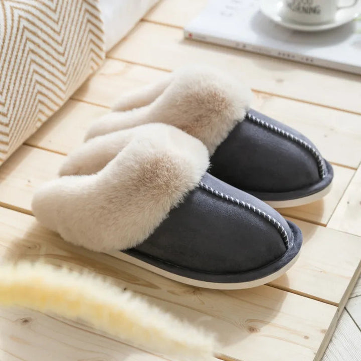 Fødder i varme unisex hjemmesko. Bløde og komfortable indendørssko til afslapning.
