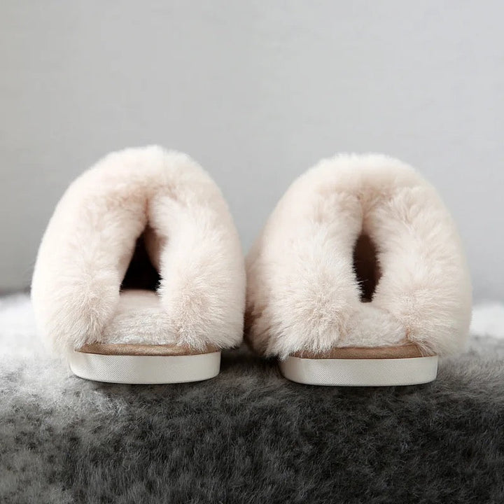 Komfortable unisex hjemmesko med varmt for. Ideelle til afslapning og hygge indendørs.