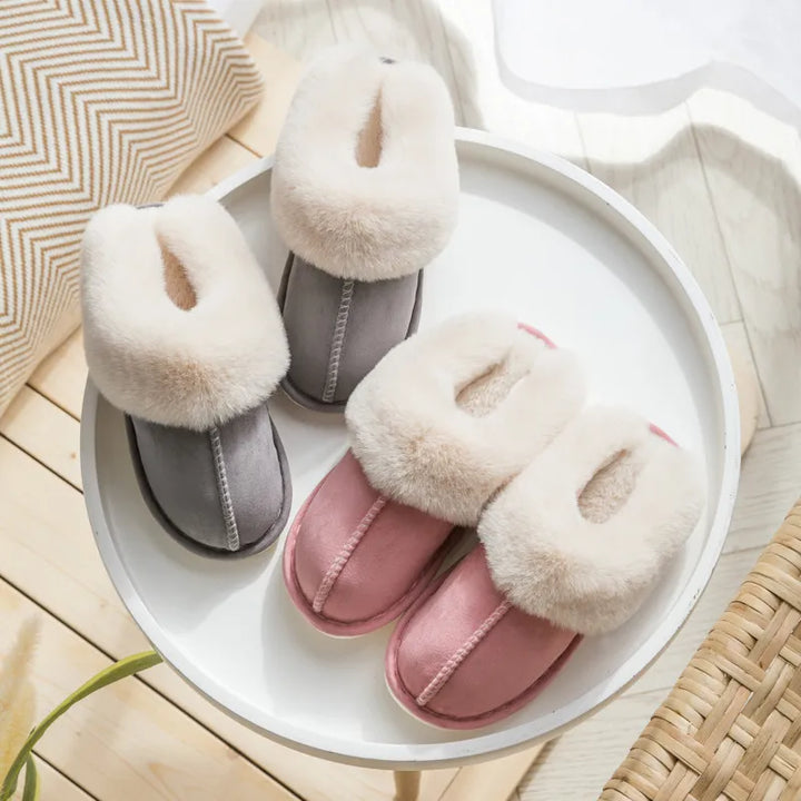 Et par varme unisex hjemmesko. Komfortable tøfler med blødt for til hyggelige stunder.