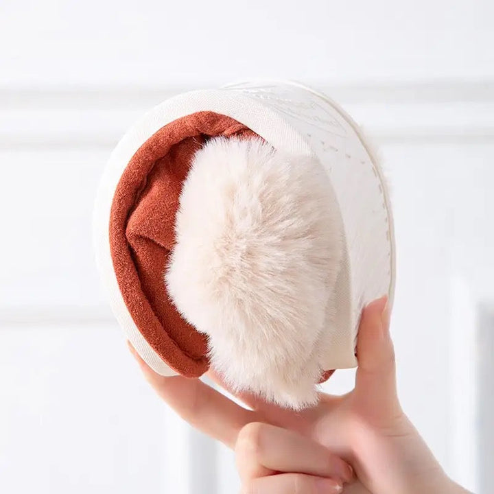 Topbillede af varme unisex tøfler. Komfortable hjemmesko med tykt for for hygge og varme.