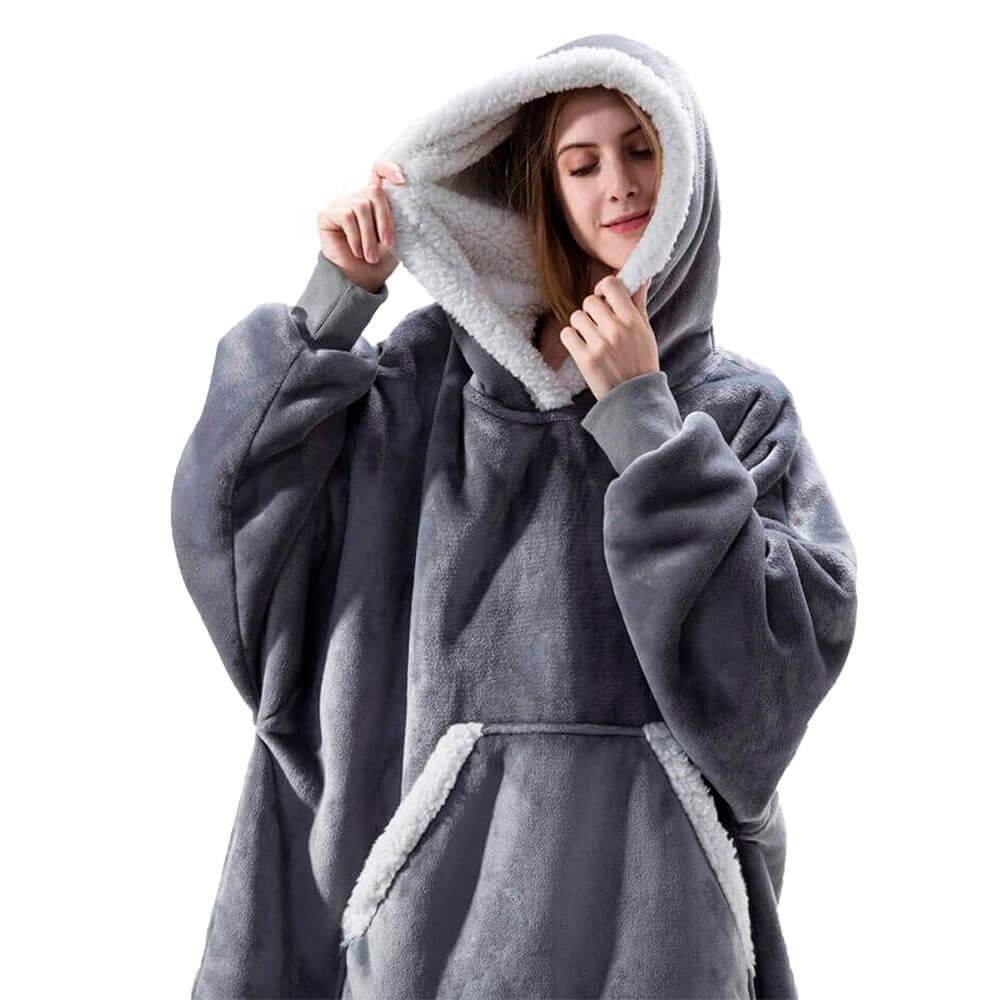 Nyd vinterkulden med denne bløde, oversized unisex hoodie dækken. Perfekt som varmt hjemmetøj.