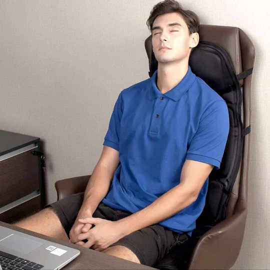 Ergonomisk massagesædebetræk med intensiv ryg- & nakkemassage og beroligende varme for velvære.
