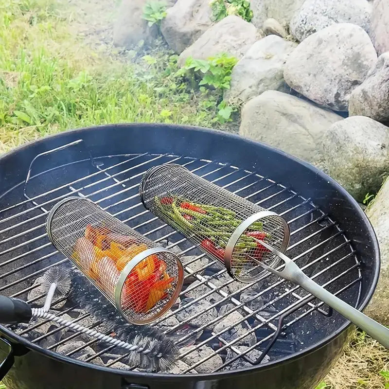 2 stk. robuste grillkurve i rustfrit stål, perfekt grillredskab til varieret udendørs madlavning af kød & fisk.