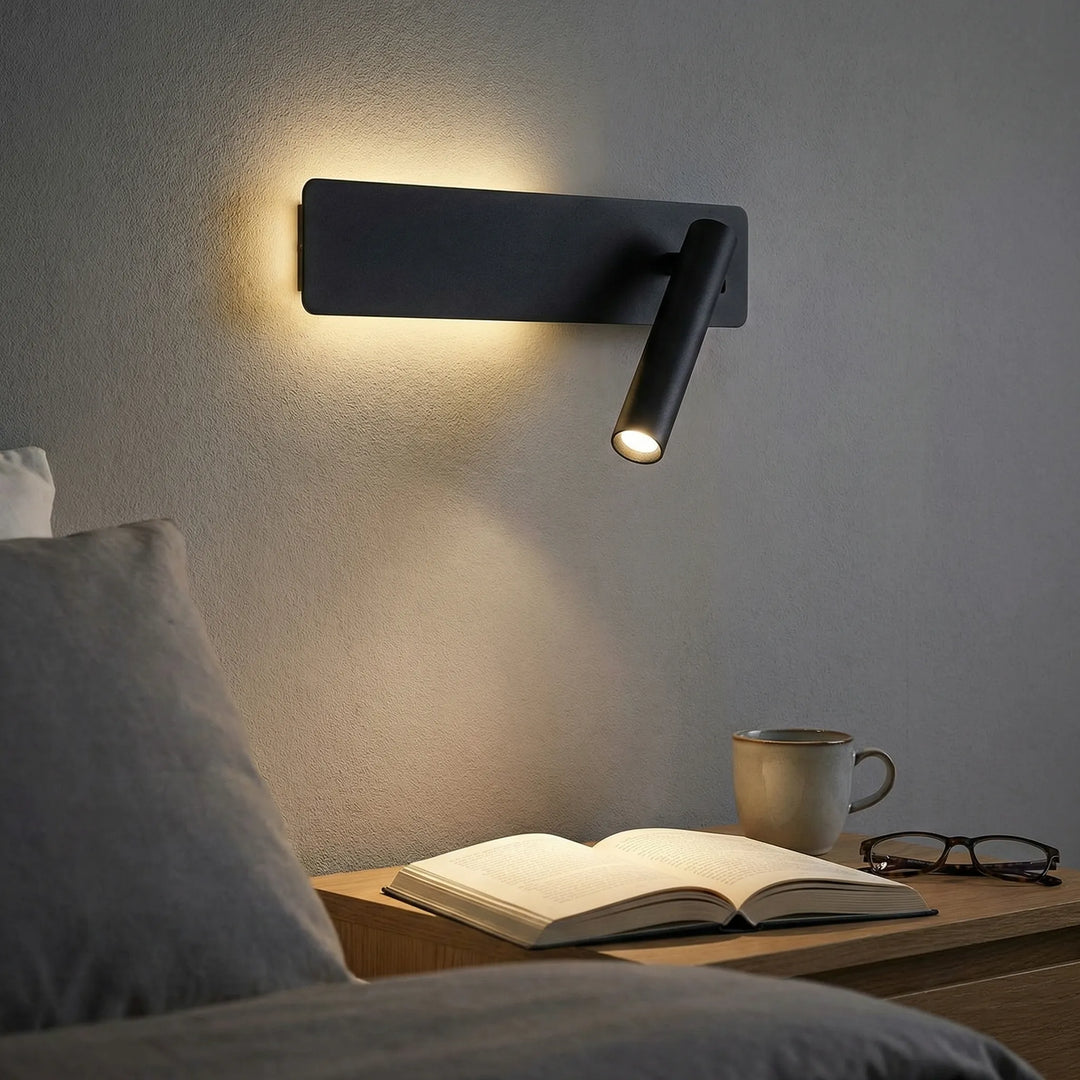 Vægmonteret LED læselampe med justerbart lys, perfekt til moderne soveværelse eller sengebelysning.