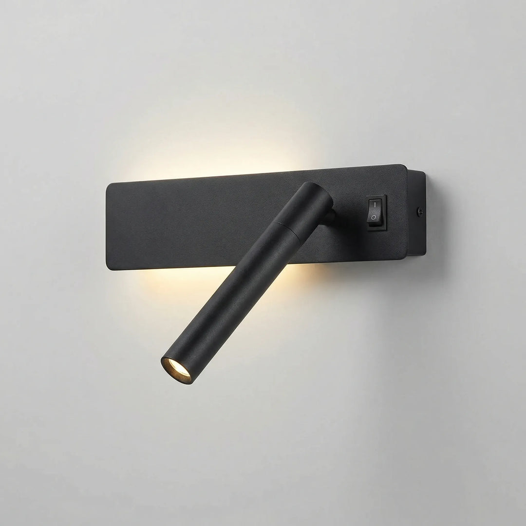 Stilren væglampe i minimalistisk design; justerbart hoved giver optimal belysning til læsning.