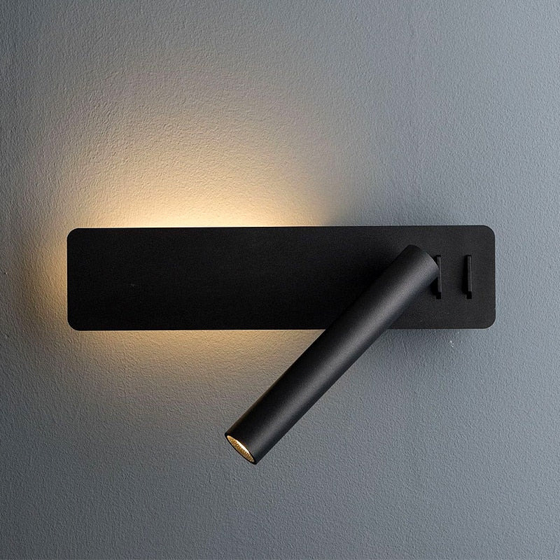 Minimalistisk vægmonteret læselampe med justerbart LED lys for optimal komfort i sengen.