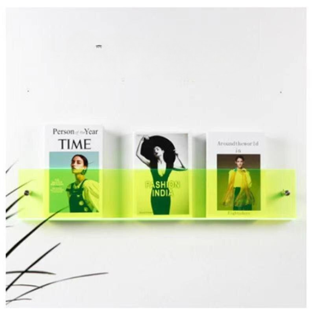 Minimalistisk design vægholder til bøger og dokumenter, passer perfekt til små rum.