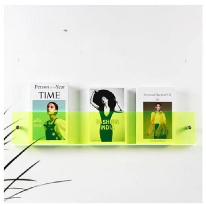 Minimalistisk design vægholder til bøger og dokumenter, passer perfekt til små rum.